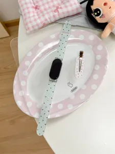 Cinturino di ricambio in silicone con stampa di cuori compatibile per smartwatch fitness.