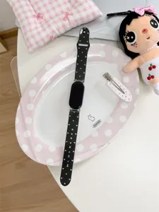 Grazioso cinturino per smartwatch in silicone a pois e cuori vista di dettaglio per fitness tracker.