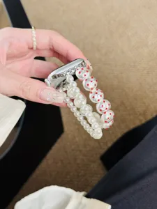 Élégant bracelet de montre à double rangée de perles compatible avec Apple Watch, design chic.