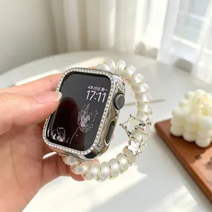 Gros plan détaillé du boîtier Apple Watch strass avec bracelet cordon téléphonique et papillon.