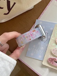 Silikon Uhrenarmband Detailansicht kompatibel mit Apple Watch, süßer rosa Aufdruck und Schließe.