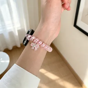 Dettaglio del cinturino per orologio a filo telefonico rosa con fiocco, accessorio elegante.