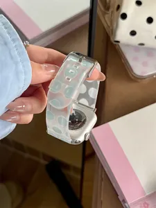 Vue rapprochée et détaillée du bracelet de montre en silicone à pois transparents.