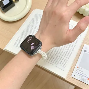 Vista di dettaglio del cinturino per orologio a cavo telefonico con ciondolo a fiocco.