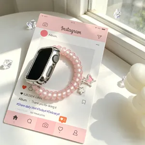 Bracelet de montre fil téléphonique rose avec boîtier strass et charm papillon Apple Watch.