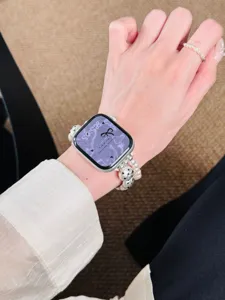 Bracelet de montre élégant à double rangée de perles compatible avec Apple Watch, stylé.