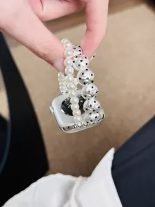 Détail de bracelet de montre en perles pour Apple Watch, design double élégant perlé.
