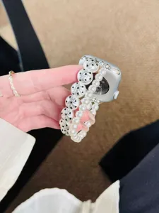 Gros plan détaillé d'un élégant bracelet de montre en perles à double rang et motifs.