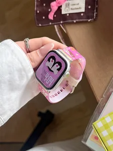 Detailansicht des rosa Cartoon-Silikon-Sportarmbands mit süßen Hasenmustern, weiches Material.