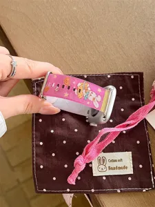 Detailaufnahme des süßen Cartoon-Kaninchen-Silikonarmbands, weicher Ersatzgurt für Smartwatches.