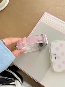 Détail de bracelet de montre en silicone TPU à pois rose, texture douce pour Apple Watch.
