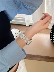 Vue détaillée du bracelet de montre en silicone transparent à pois blancs, souple et flexible.