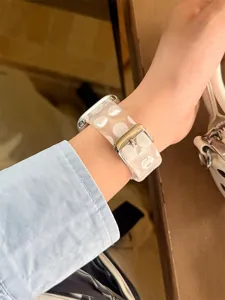 Bracelet de montre en silicone translucide a gros pois pour Apple Watch au poignet.
