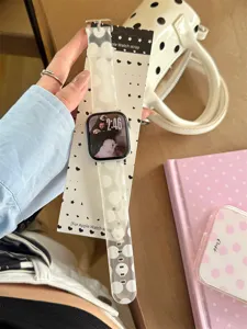 Vue détaillée du bracelet de montre en silicone à grands pois compatible avec Apple Watch.