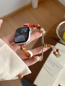 Bracelet de montre tressé en perles de céramique compatible Apple Watch, style artisanal coloré.