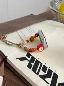 Bracelet de montre tressé en perles de céramique, accessoire élégant pour montre connectée.