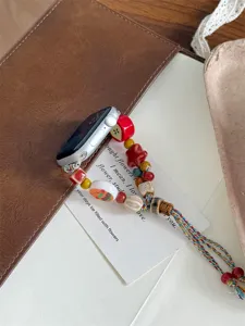 Vue détaillée du magnifique bracelet de montre tressé en céramique pour Apple Watch.