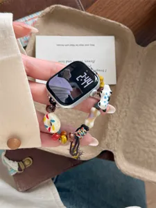 Bracelet de montre en perles de céramique fait main compatible Apple Watch, vue détaillée.