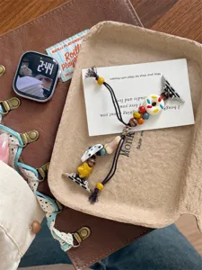 Vue détaillée du bracelet de montre tressé en perles de céramique colorée pour Apple Watch.