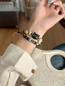 Vue de détail du bracelet en perles de chat noir en céramique, bijou tissé fait main.