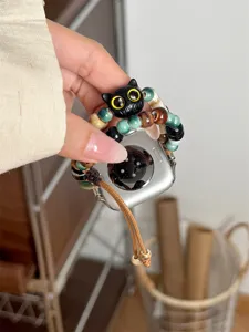 Vue détaillée du bracelet tressé en perles de céramique avec pendentif chat pour montre connectée.