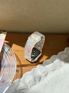 Gefrostetes Silikon-Uhrenarmband mit bunten Pünktchen, Detailansicht der feinen Textur.