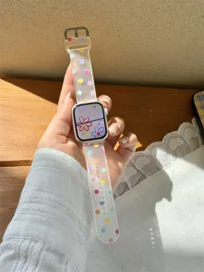 Detailansicht des matten Glibber-Silikon-Uhrenarmbands mit bunten Punkten, weiches Design.