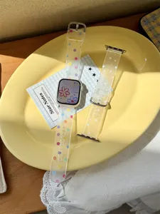 Nahaufnahme von mattem Silikon-Uhrenarmband mit bunten Punkten und Sternen für Smartwatch.