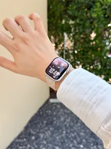 Mattes, gefrostetes Silikon-Uhrenarmband mit Punkten im Detail, weicher und bequemer Ersatz.