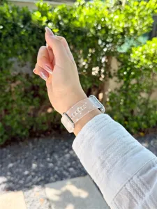 Nahaufnahme des durchsichtigen, matten Silikonarmbands mit Sternenmuster am Handgelenk.