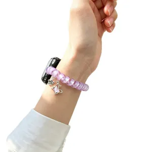 Bracelet de montre en fil violet avec de charmants pendentifs papillon et étoile au poignet