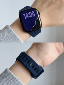 Siliconen band compatibel met Apple Watch, donkerblauwe gestructureerde band met gespsluiting.