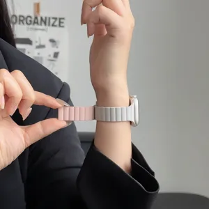 Cinturino di ricambio magnetico in silicone compatibile con smartwatch per uso quotidiano.
