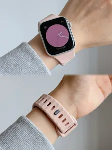 Roze siliconen band met diagonale lijnen en enkele stud compatibel met Apple Watch detail.