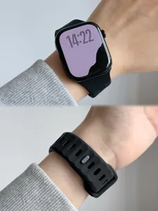 Siliconen horlogeband met diagonale strepen en enkele pin compatibel met Apple Watch.