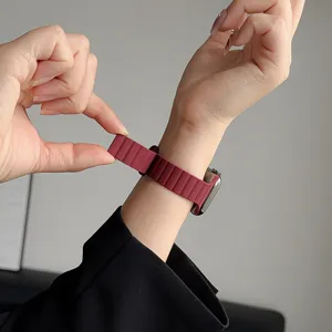 Vista dettagliata del cinturino in silicone prugna con consistenza flessibile ed elegante.