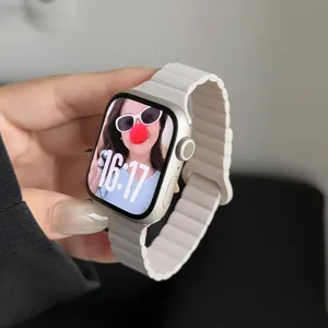 Cinturino di ricambio in silicone per smartwatch, design ondulato comodo, elegante e resistente.