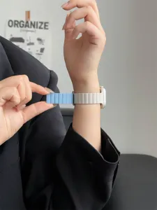 Vista dettagliata cinturino orologio in silicone magnetico, cinturino bicolore compatibile.
