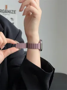 Primo piano del cinturino per orologio in silicone magnetico prugna indossato, con scanalature.