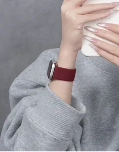 Gedetailleerd overzicht van de bordeauxrode geweven nylon horlogeband met fijne textuur en pasvorm.