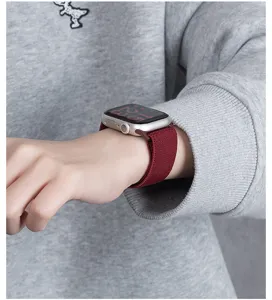 Vervangend nylon geweven bandje voor Apple Watch, comfortabele ademende sportband in felrood.