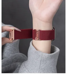 Gedetailleerde close-up van een rood geweven nylon smartwatch-vervangingsband met metalen gesp.