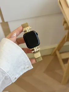Goldfarbenes Mailänder Mesh Uhrenarmband mit Strasssteinen kompatibel mit Smartwatch Zubehör für Damen.
