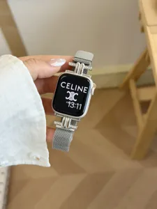 Elegantes Milanese Edelstahl Armband mit funkelnden Strasssteinen für Smartwatch.