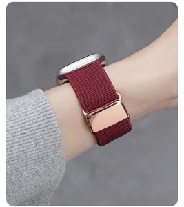 Elastische nylon horlogeband compatible met smartwatches, wijnrood met roségouden gesp.