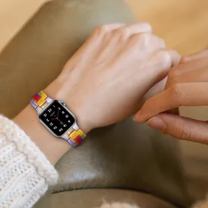 Cinturino per orologio in resina colorata per smartwatch, accessorio elegante a 3 maglie.