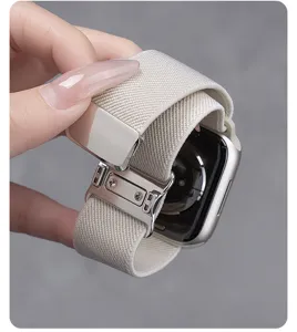 Gedetailleerd close-upoverzicht van beige geweven nylon smartwatch-vervangingsband met metalen gesp.