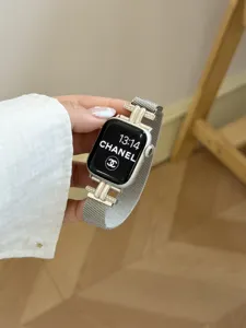 Detailansicht des Edelstahl Milanese Uhrenarmbands mit glänzenden Kristall Doppelverbindern.