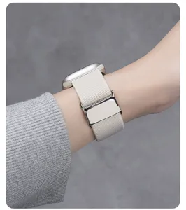 Eenvoudig geweven nylon horlogeband compatibel smartwatch, beige band met metalen gesp sluiting.