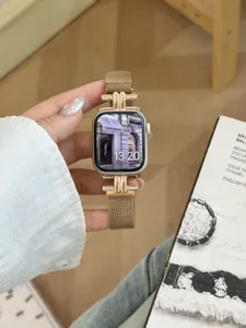 Roségoldenes Mailänder Edelstahl-Uhrenarmband mit Strassröhrchen passend für Apple Watch.